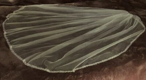 Elegant wedding veil with comb - Picture 1 of 4