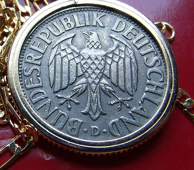 Colgante de moneda de un marco alemán de Alemania en una cadena de eslabones llena de oro de 22" Foto 1 de 4