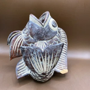 Thailändische Terrakotta Fisch Skulptur mit braunen Akzenten und geschwungener Flosse Antik - Bild 1 von 7
