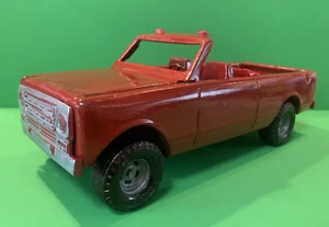 Camioneta pickup Ertl International Scout de metal rojo vintage años 70, hecha en EE. UU. - Imagen 1 de 11