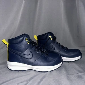 Bottes en cuir Nike Manoa BQ5372 401 bleu marine/jaune/blanc grandes enfants pointure 5,5 ans neuves sans étiquette - Photo 1/8