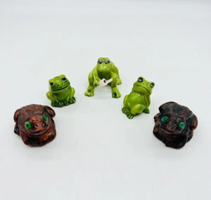 Vintage Hard Plastic Frog Figures Miniature Lot of 5 Gem Green Eyes - Picture 1 of 10