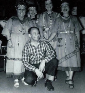 FOTO B&W ANNI 40 DONNA UOMO NATIVI AMERICANI INDIANI COSTUME HALLOWEEN IMPIEGATI NEGOZIO - Foto 1 di 2