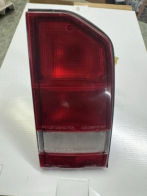 OEM 89-98 Geo Tracker/Suzuki Sidekick luz trasera derecha con bombillas/enchufe Foto 1 de 4