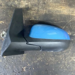 ESPEJO RETROVISOR AZUL LADO PASAJERO FORD MK2 KA USADO - Imagen 1 de 6