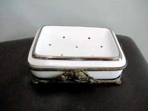 JABONERA DE PORCELANA CON SOPORTE FLORAL DE LATÓN CON PATAS - Imagen 1 de 6