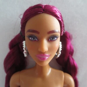 ¡NUEVO! Muñeca Barbie Extra 2022 Trenzas de Cabello Rojo Largo Totalmente Articulado Junio ~ DESNUDA - Imagen 1 de 4