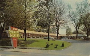 Town & Country Motel Main St. Cars Street Scene Richmond,IN Vtg 1950's Postcard - Picture 1 of 2