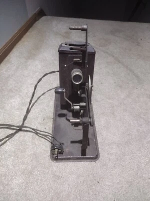 PROJETOR DE FILME VINTAGE KEYSTONE E-65 16MM MANUAL MANIVELA QUEIMA LENTA - Imagem 1 de 2