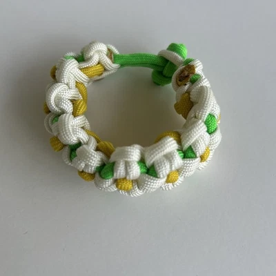 Handgefertigtes Gänseblümchen Paracord Armband - weiß, gelb & grün Blumenmuster - Bild 1 von 3