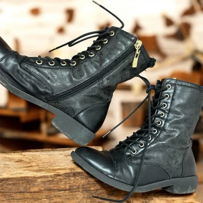 Bebe, Mujer, Botas de Motociclista, Negras, Talla 7, Hechas por el Hombre, Cremallera, Encaje, Cuero Sintético, Tacón Bajo.! Foto 1 de 4