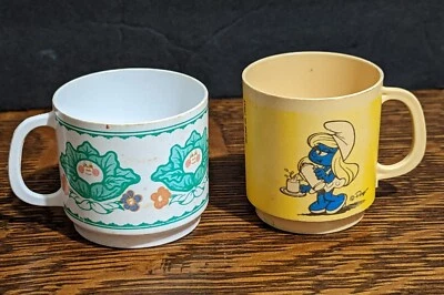 Tazas de juguete de plástico vintage - repollo parche niños y pitufos - hechas en Italia  Foto 1 de 4