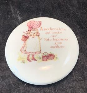 Vintage World Wide Arts Holly Hobbie Ceramic Round Paperweight Mothers Love - Picture 1 of 10