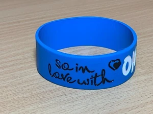 So In Love With One Direction 1D Wristband Blue Rubber Bracelet Brand New - Picture 1 of 3