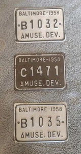 De colección 3 1958 Baltimore Maryland Dispositivo de Diversión Etiqueta de Placa Anual  - Imagen 1 de 3