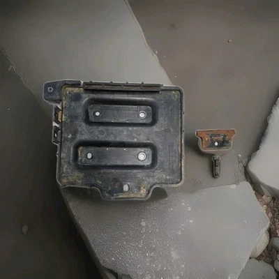 Conjunto de bandeja de batería KIA RIO 2005-2011 37150-1G000 FABRICANTE DE EQUIPOS ORIGINALES con abrazadera Foto 1 de 4