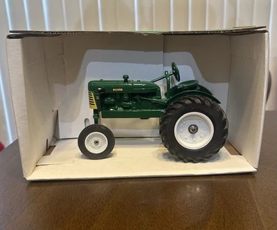 Tractor de juguete Oliver Super 44 1/16 delantero ancho con llantas blancas especificaciones fundido Foto 1 de 3