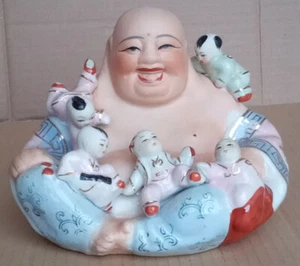 Chinesischer 6 1/2" lachender Buddha mit fünf Kindern. Porzellan. Handbemalt. - Bild 1 von 11