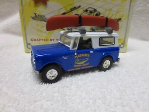 INTERNATIONAL SCOUT 80 & CANOE MATAURA TRUCHA MARRÓN CAJA DE CERILLAS YYM38054 ESCALA 1:43 - Imagen 1 de 6