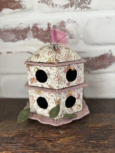Caja de alfileres Birdhouse 2 compartimentos cojines coleccionables de tela Dritz baratija coser - Imagen 1 de 11
