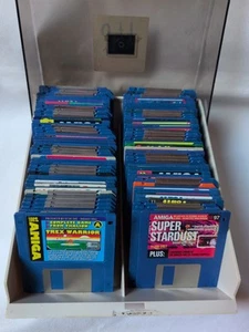 Amiga - Job lot of AMIGA Floppy Disk Games, Demos, Cover Disk Collection 105 X - Afbeelding 1 van 21