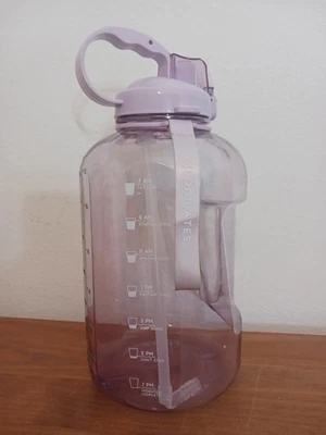 Botella de agua Blogilates de 1 galón con recordatorios de agua potable y correa de transporte púrpura Foto 1 de 4