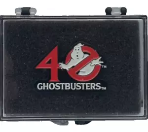 OFFICIAL GHOSTBUSTERS 40TH ANNIVERSARY 1984 - 2024 ENAMEL PIN BADGE - Foto 1 di 1