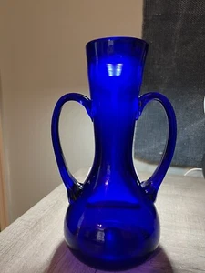 STUNNING HAND BLOWN COBALT BLUE GLASS 10-1/4" TWO-HANDLED VASE - Imagen 1 de 6