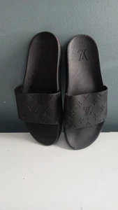 Sandali estivi Louis Vuitton ispirati slides monogramma in rilievo misura piscina? - Foto 1 di 8