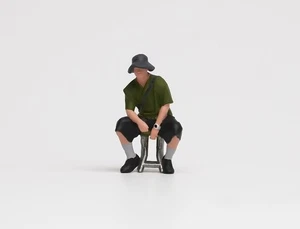 Modellino figura dipinto 1:64 miniatura resina diorama sabbia seduta cappello fresco uomo ragazzo  - Foto 1 di 10