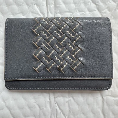 Estuche para tarjetas plegable de cuero Bottega Veneta azul intracciato 4,5”x3”x,5” usado en excelente estado con certificado de autenticidad Foto 1 de 4