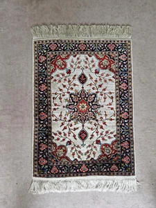 Sehr gut erhaltener handgeknüpfter Seidenteppich, 78 cm x 55 cm - Bild 1 von 6