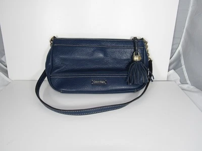 Женская сумочка Calvin Klein темно-синяя кожаная с кисточками ремешок на цепочке - Изображение 1 из 4