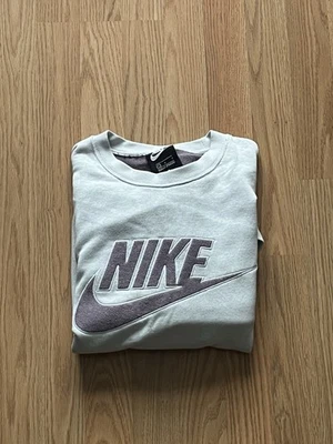 Suéter Nike gris grande para hombre con Nike Swoosh púrpura Foto 1 de 4