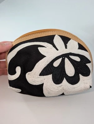 Bolso de Maquillaje Fósil Cartera Pounch Bordado Floral Negro Marrón Blanco Foto 1 de 4