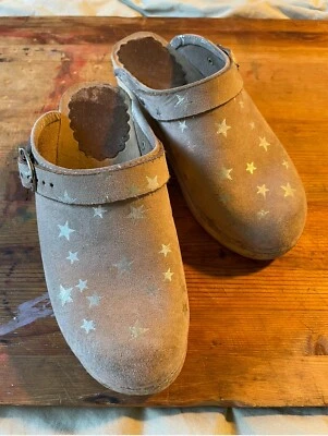 raro! Zuecos Hanna Andersson talla 33 / 1.5 / 2 gamuza oro estrella ligeramente usados Foto 1 de 4