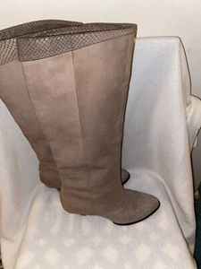 B Makowsky Ariana Beige Suede Snake Print Knee High Wooden Heel Boots 8.5 - Picture 1 of 19