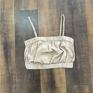 Everlane 100 % Seide gerafftes bauchfreies Trägertop in Taupe Größe Small - Bild 1 von 7