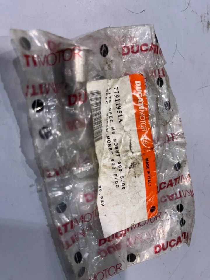 NEW GENUINE DUCATI MONSTER M900 S2R S4R FRONT COWLING MOUNTING BOLT 77911951A - Image 1 of 1