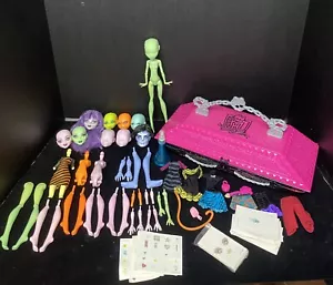 MONSTER HIGH LOT CREATE A MONSTER 100+ PARTS CLOTHES WIGS DESIGN LAB STAMPS Work - Picture 1 of 14