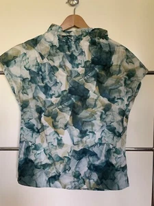 COS, Sommerbluse, ärmellos, kleiner Rüschenkragen, Gr. 38, grün/petrol/weiß - Bild 1 von 3