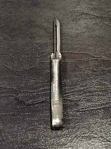 THE PAMPERED CHEF FLOATING BLADE ALUMINUM POTATO VEGGIE FRUIT PEELER SWEDEN - Picture 1 of 4