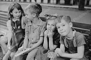 Kleine Kinder genießen Parkbank Chat! Professioneller Fotolabor Nachdruck - Bild 1 von 1