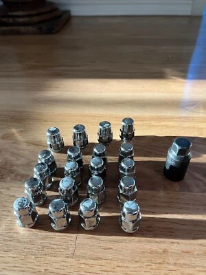 12 X 1.5 Toyota Lug nuts with Gorilla locking lug nuts Chrome Toyota Supra Foto 1 de 4