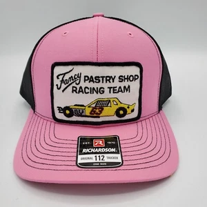 Vintage Fancy Racing Team Patch aufgenäht NEU Richardson 112 Konditorei rosa Mütze - Bild 1 von 6