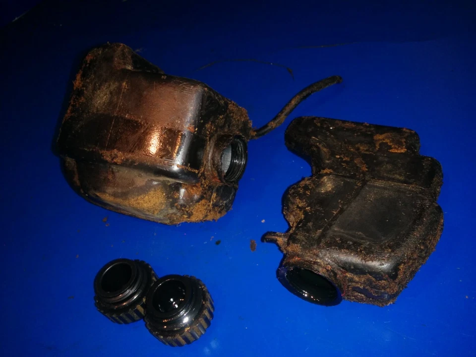 tank tanks fuel oil caps  craftsman 3.7 3.7/18" saw chainsaw - Image 1 of 3