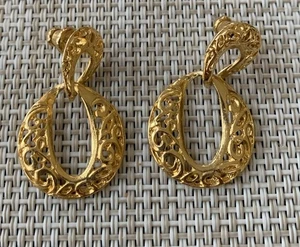 VINTAGE GOLDFARBENE FILIGRANE GEHÄMMERTE OHRHÄNGER - Bild 1 von 5