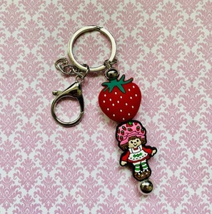 Entzückende süße Erdbeere Mädchen Schlüsselanhänger Taschenclip - Bild 1 von 2