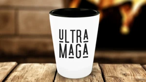 Vaso Ultra MAGA, Patriótico Trump Divertidos Regalos Para Republicanos Para Navidad - Imagen 1 de 1