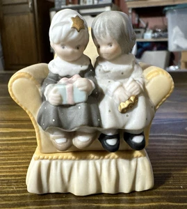 CAJA BARATIJA PORCELANA BAHNER STUDIOS NBM NIÑAS EN UNA SILLA #535788 - Imagen 1 de 9